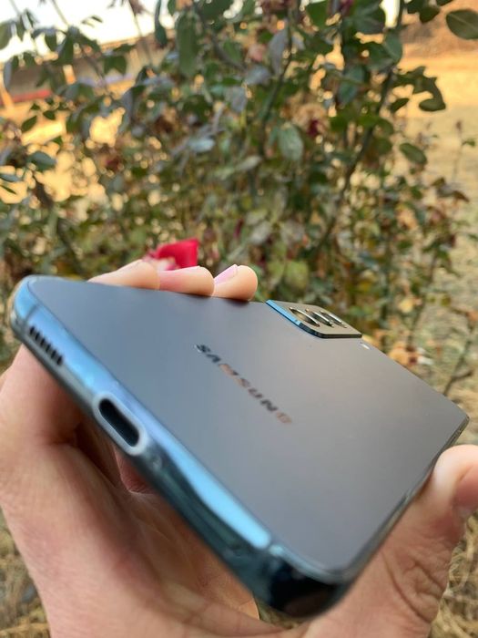 Samsung Galaxy S22 5G 
 Kor dok: yuq bularda bulmaydi
 Xotira: 256/8+8
