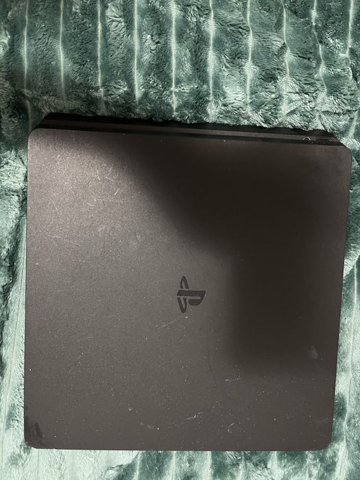 PS4 slim 1TB + 1 maneta + 3 jocuri