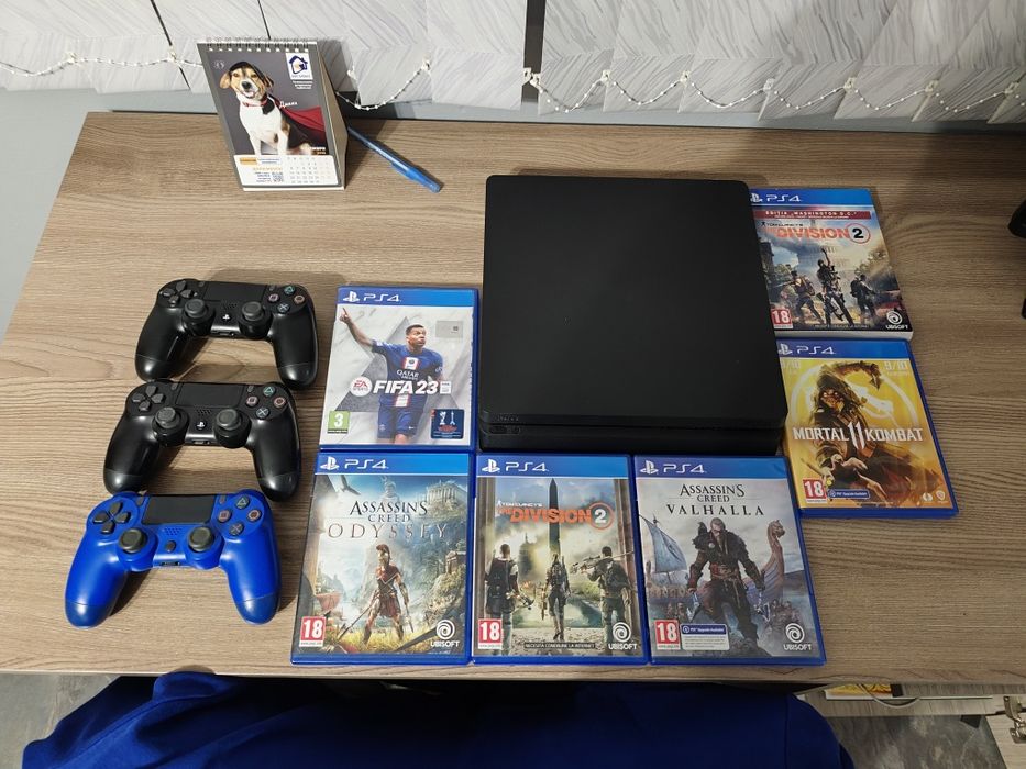 Playstation 4 1tb с няколко игри 3 джойстика