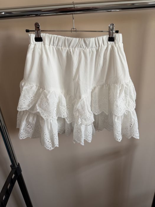 Бяла поличка с къдрички