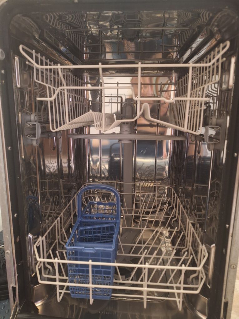 Съдомиялня Indesit за вграждане