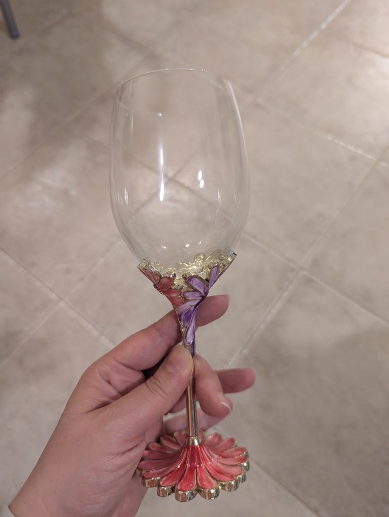 Продавам красиво инкрустирана чаша за вино.