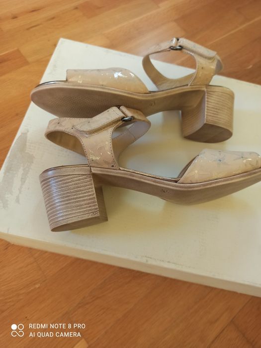 Ежедневни сандали на среден ток