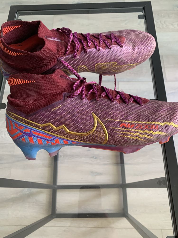 Професионални футболни бутонки Nike acc . Размер 44,5 , 28,5 см . Цена