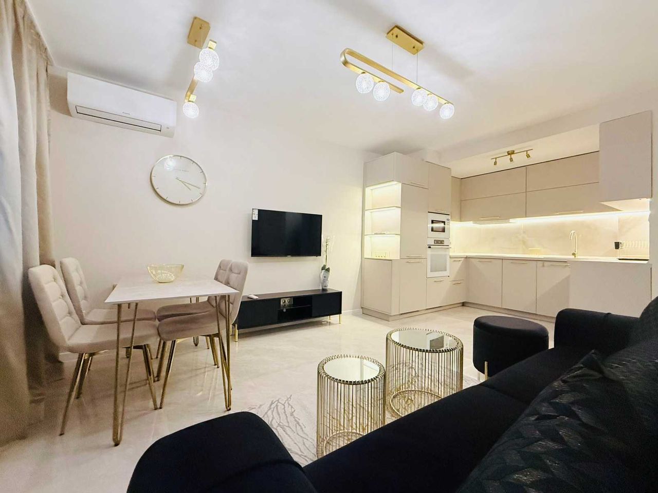 Дава се под наем Двустаен апартамент в Варна, Център - 68 кв.м за 510 € - Снимка #2