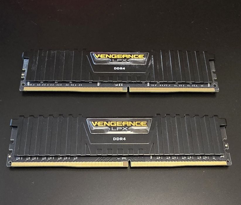 Vând memorie DDR4  16 GB(2x8)  Corsair Vengeance LPX