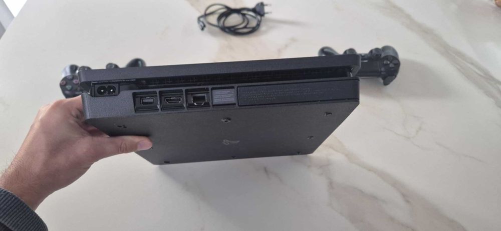 PlayStation 4 Pro 1TB + 2 контролера
