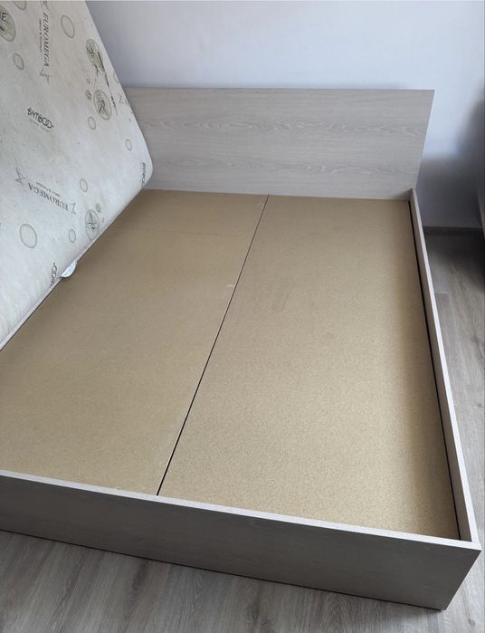 Pat cu saltea si noptiere