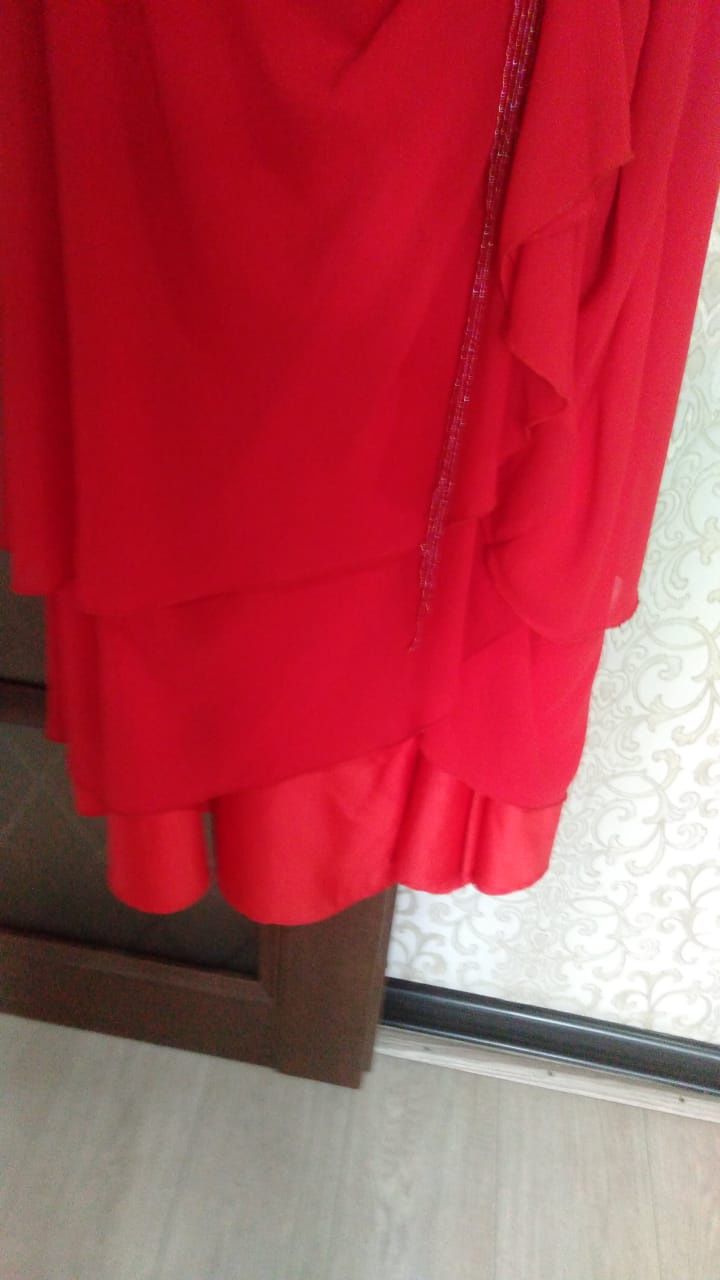 Продам платье вечернее с пелериной,цвет ярко красный.