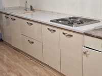 Кухонный гарнитур с плитой варочной поверхностью и сместителем
