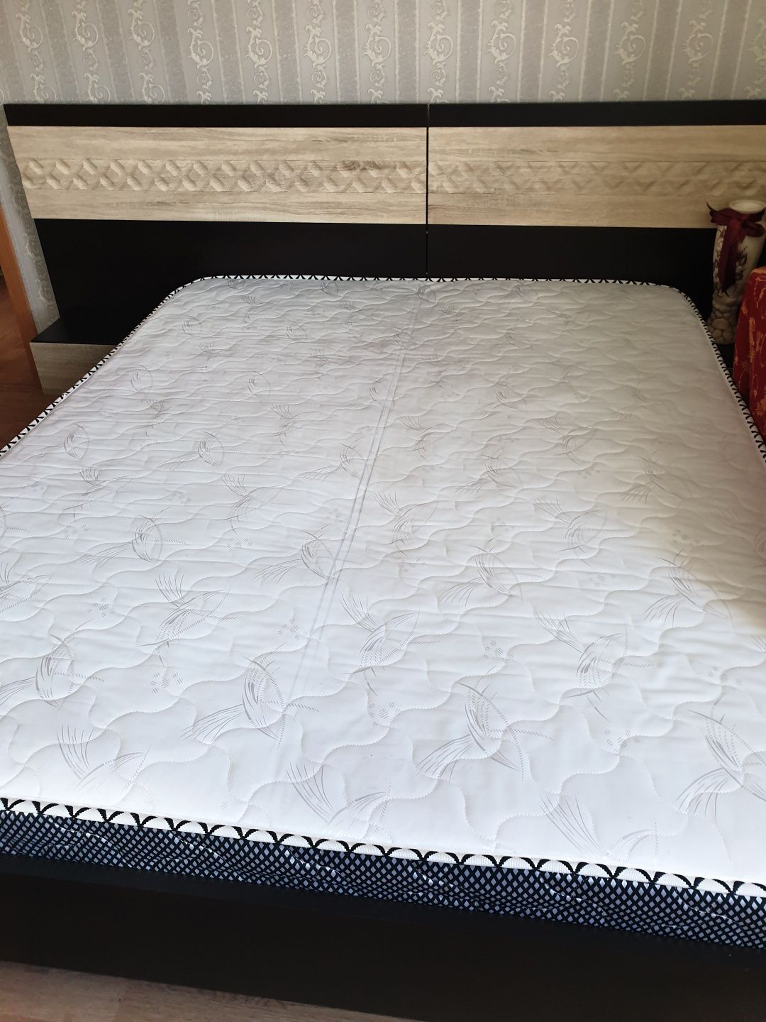 Продам кровать белорусская с матрасом, есть дефект ,по бокам полочки