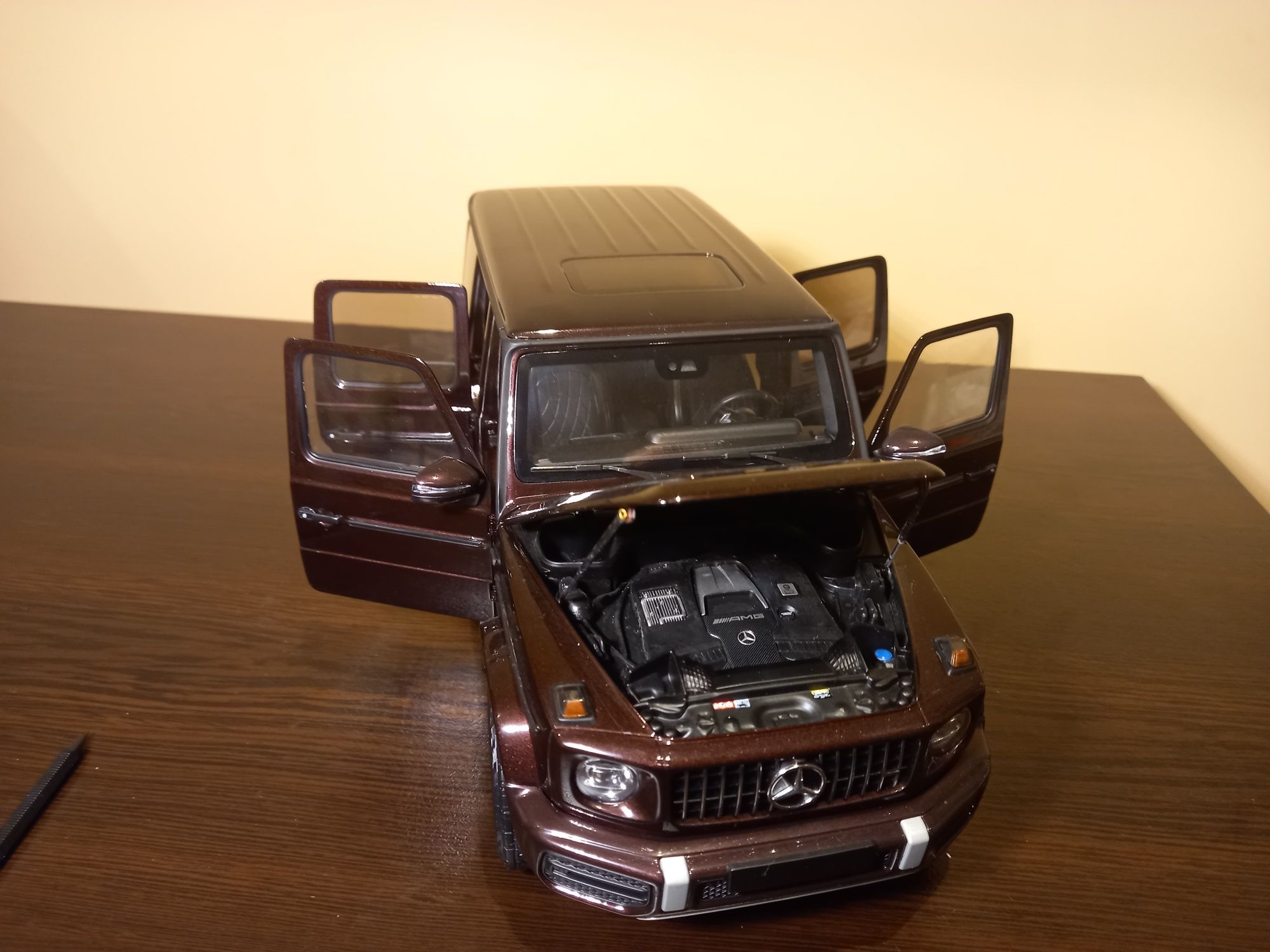 Mercedes g63 amg 1:18 minichamps