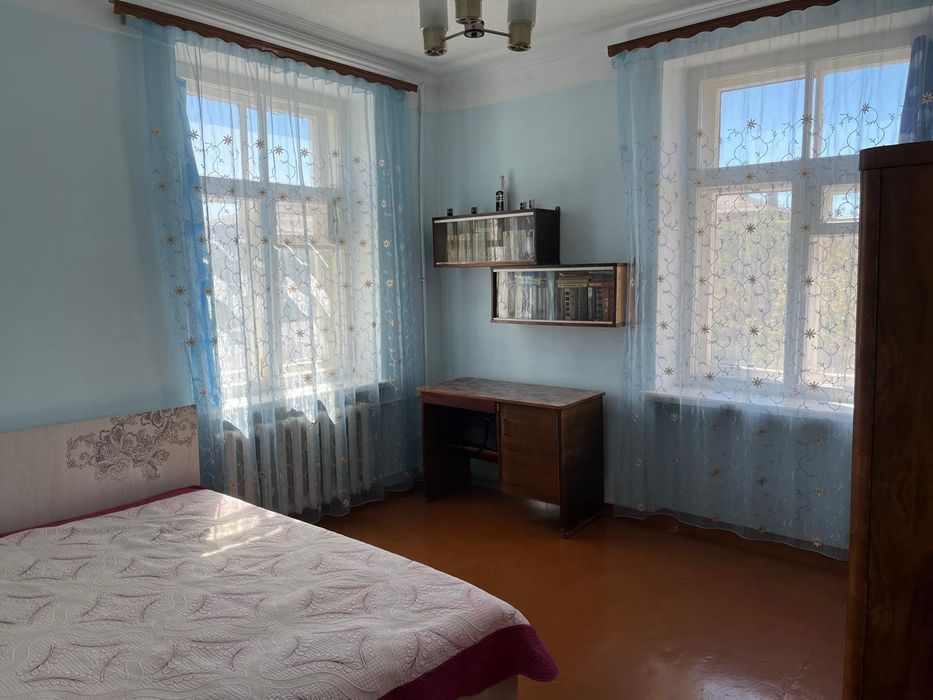 Продаётся 3-х комнатная,Казбекова 11