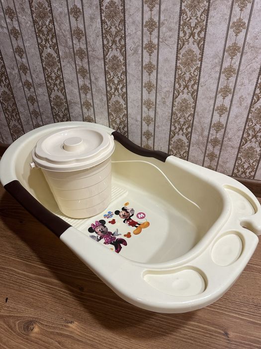 Bolalar oqatlanadigan stoli