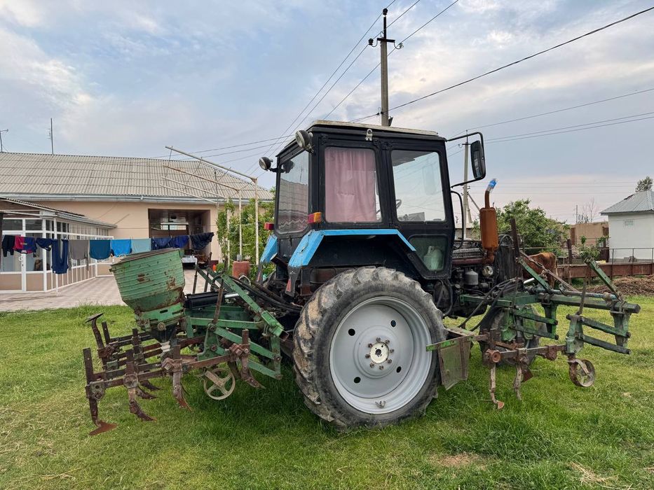 Traktor sotiladi 1998 yil kultivatsyasi bilan kapoti ham bor ishga