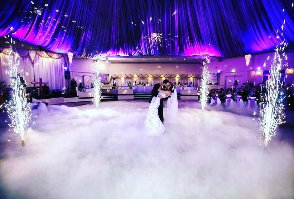 Fum greu, gheață carbonică, artificii, dansatoare oriental, ursitoare