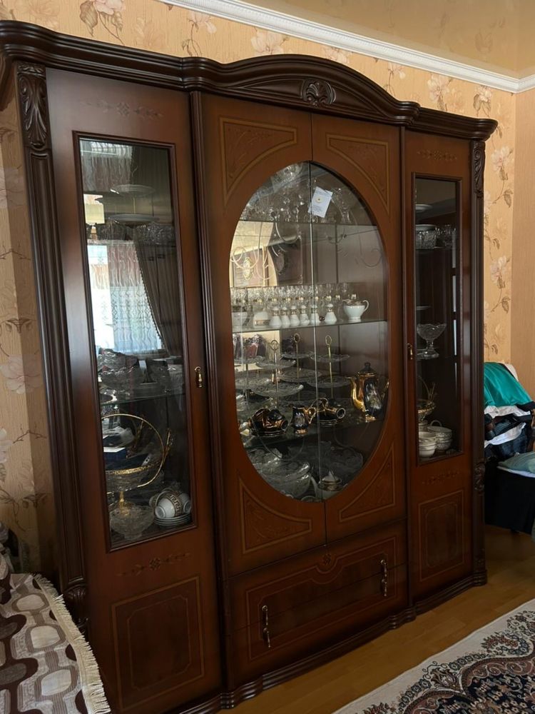 Сервант и шкаф с комодом