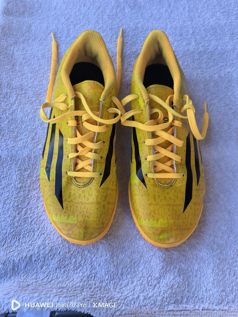 Футболни обувки за зала adidas номер 41 1/3  стелка 26см