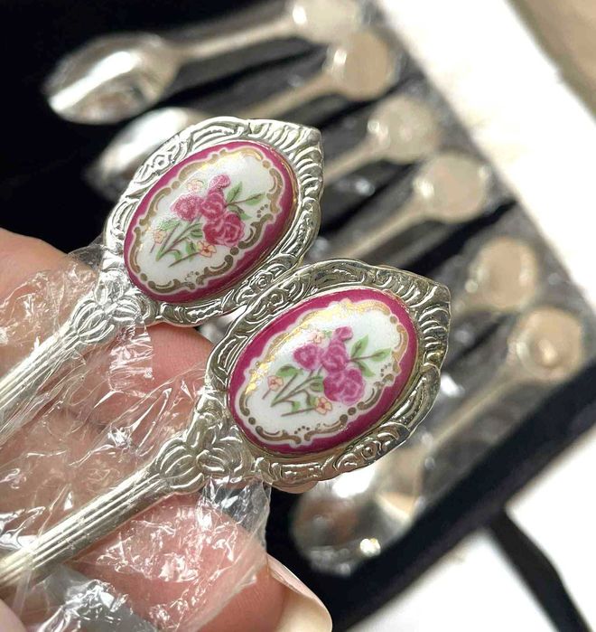 Красиви посребрени лъжички от Англия с порцелан