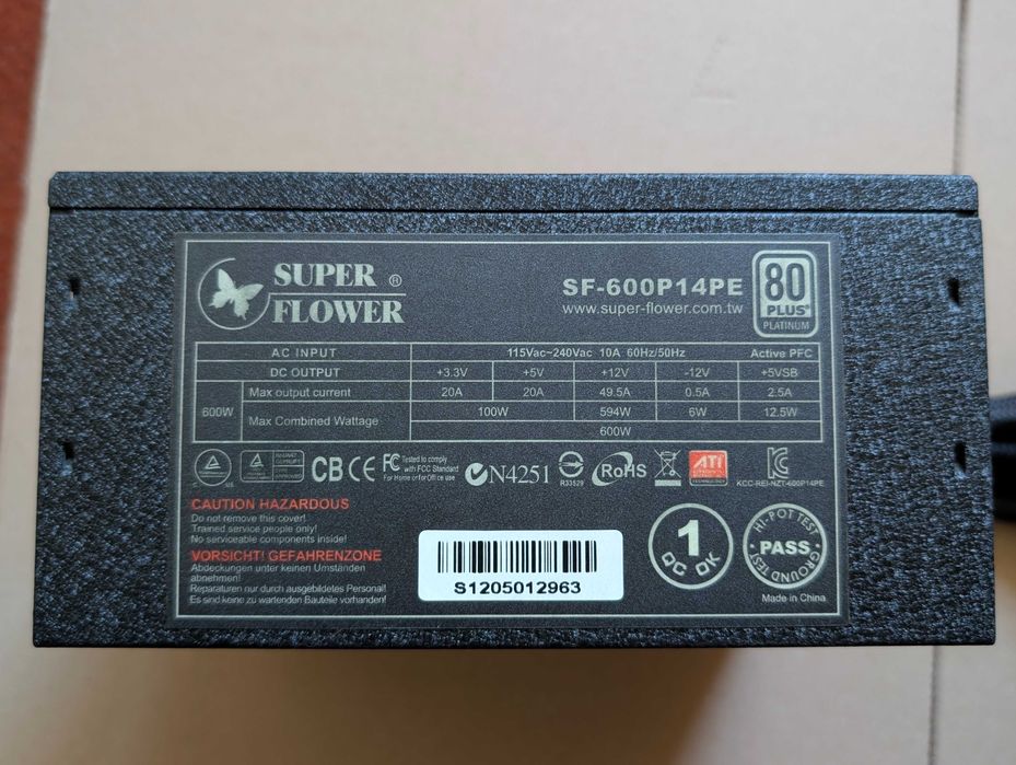 Sursa 600W certificare 80+ Platinum eficienta 92% tranzistori japonezi