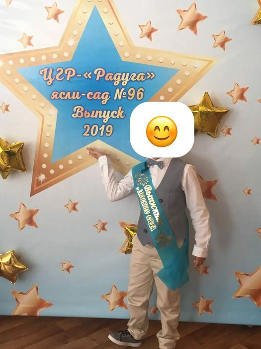 Продам костюм на выпускной+кеды в подарок