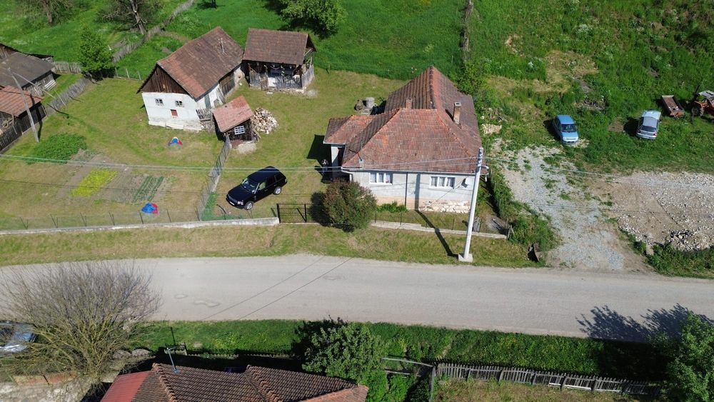 Vând casă cu teren și pădure