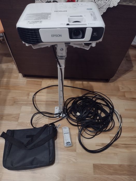 Videoproiector Epson EB-X41 cu suport de prindere și cabluri de 10 m