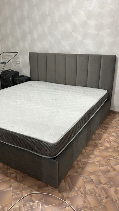 Двуспальная кровать с подъемным механизмом и нишей для хранения