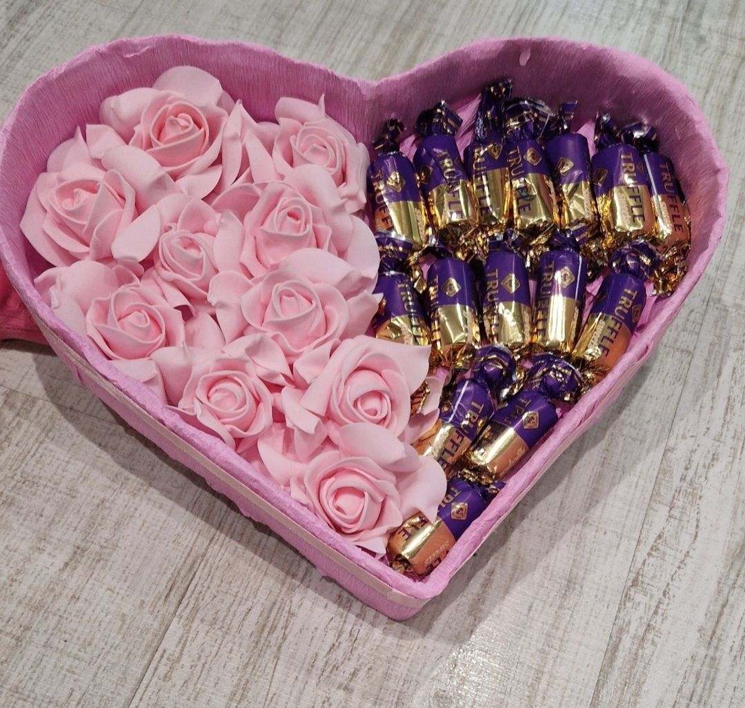 Кутия с рози и шоколадови бонбони
