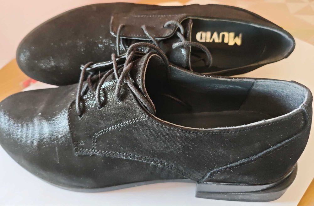 Дамски затворени обувки с връзки, от естествена кожа, номер 41.