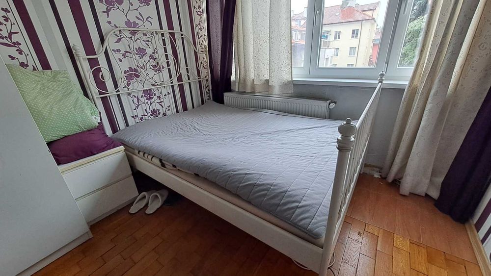 Подарявам  диван, два фотьойла, метална спалня.