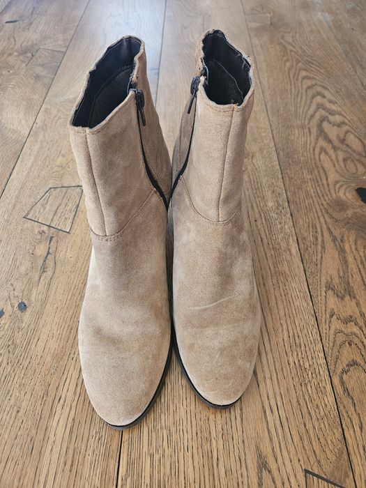 Дамски бежови боти