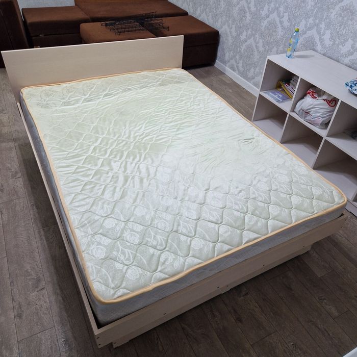 Продам кровать с матрасом