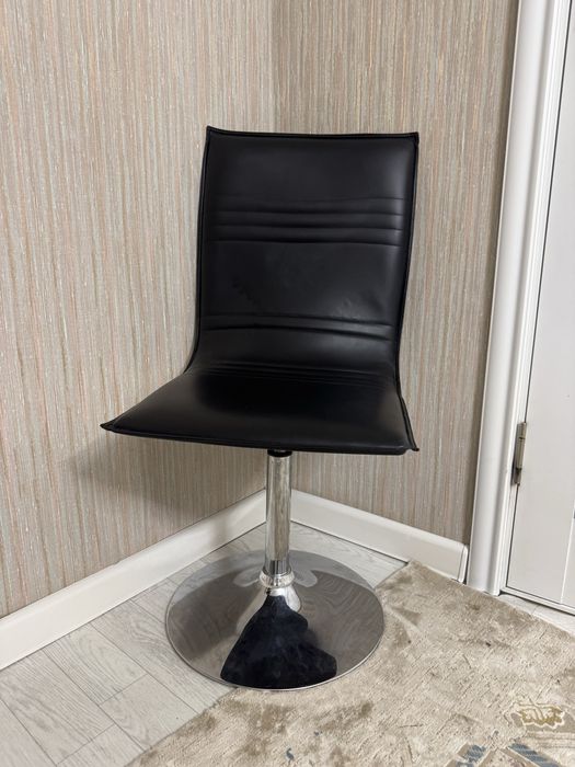 Черное кресло для офиса или рабочего стола