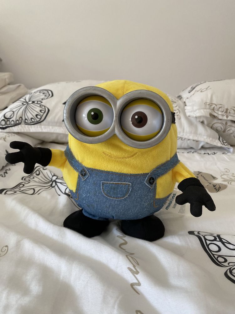 Minion  care danseaza canta si da din manute