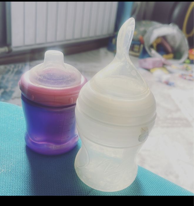 Бутылочка с ложкой для кормления детей и первого прикорма