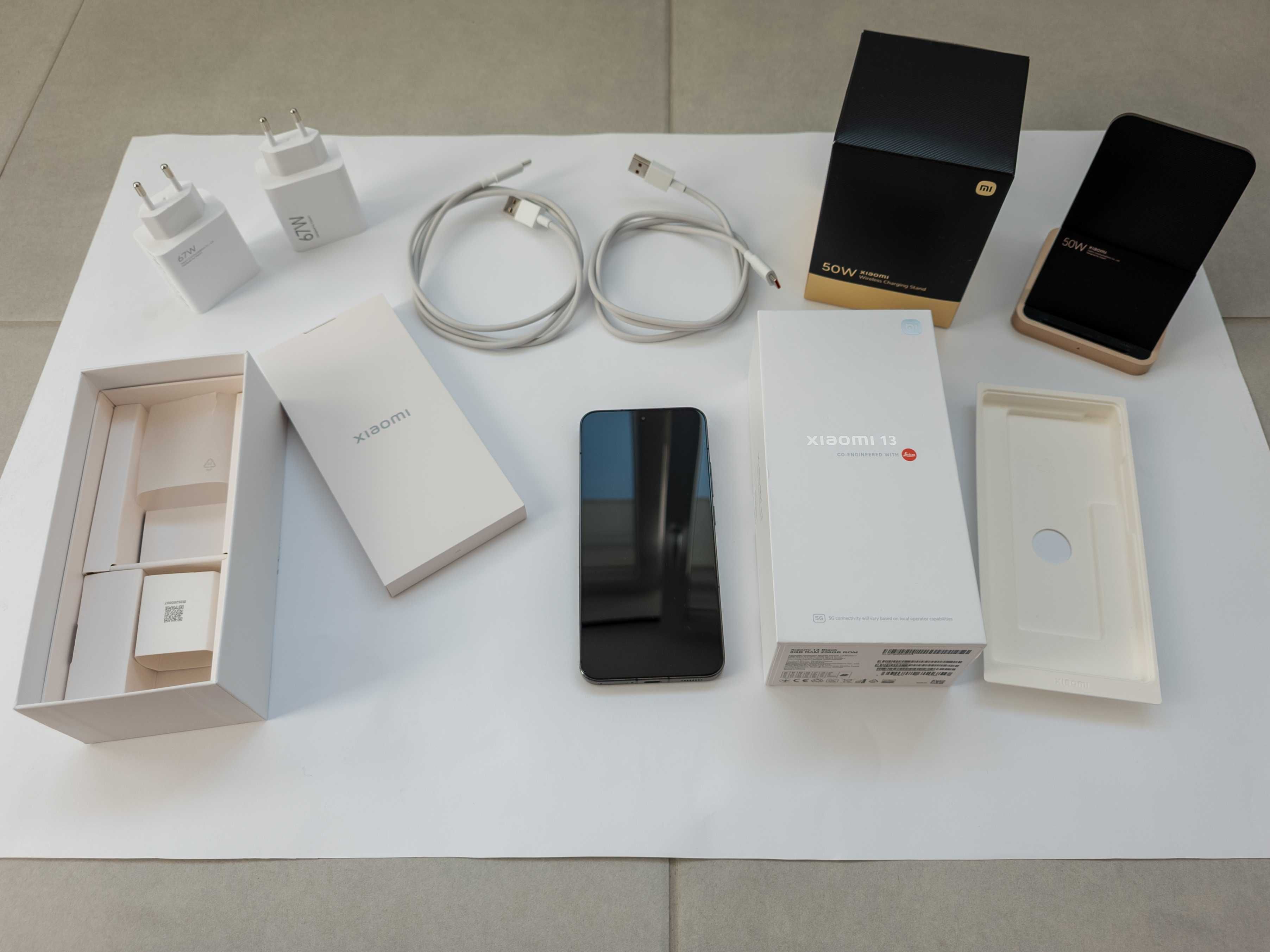 Xiaomi 13 256GB + безжично зарядно 50W + жично зарядно 67W