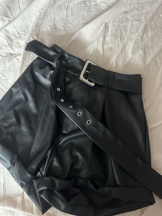 Къса пола и кожени гащи