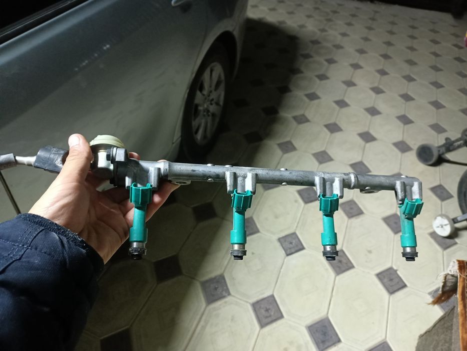 Продам форсунки в сборе. От  двигателя 2az 2.4.