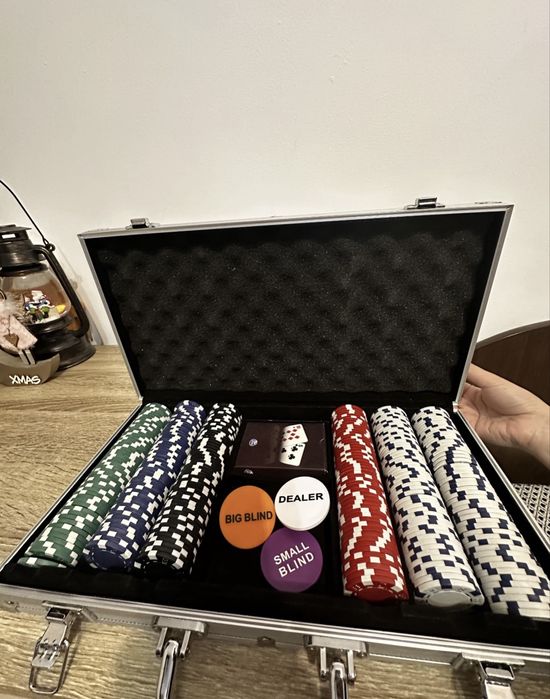 Set Poker-achiziționat din Cărturești-ca nou