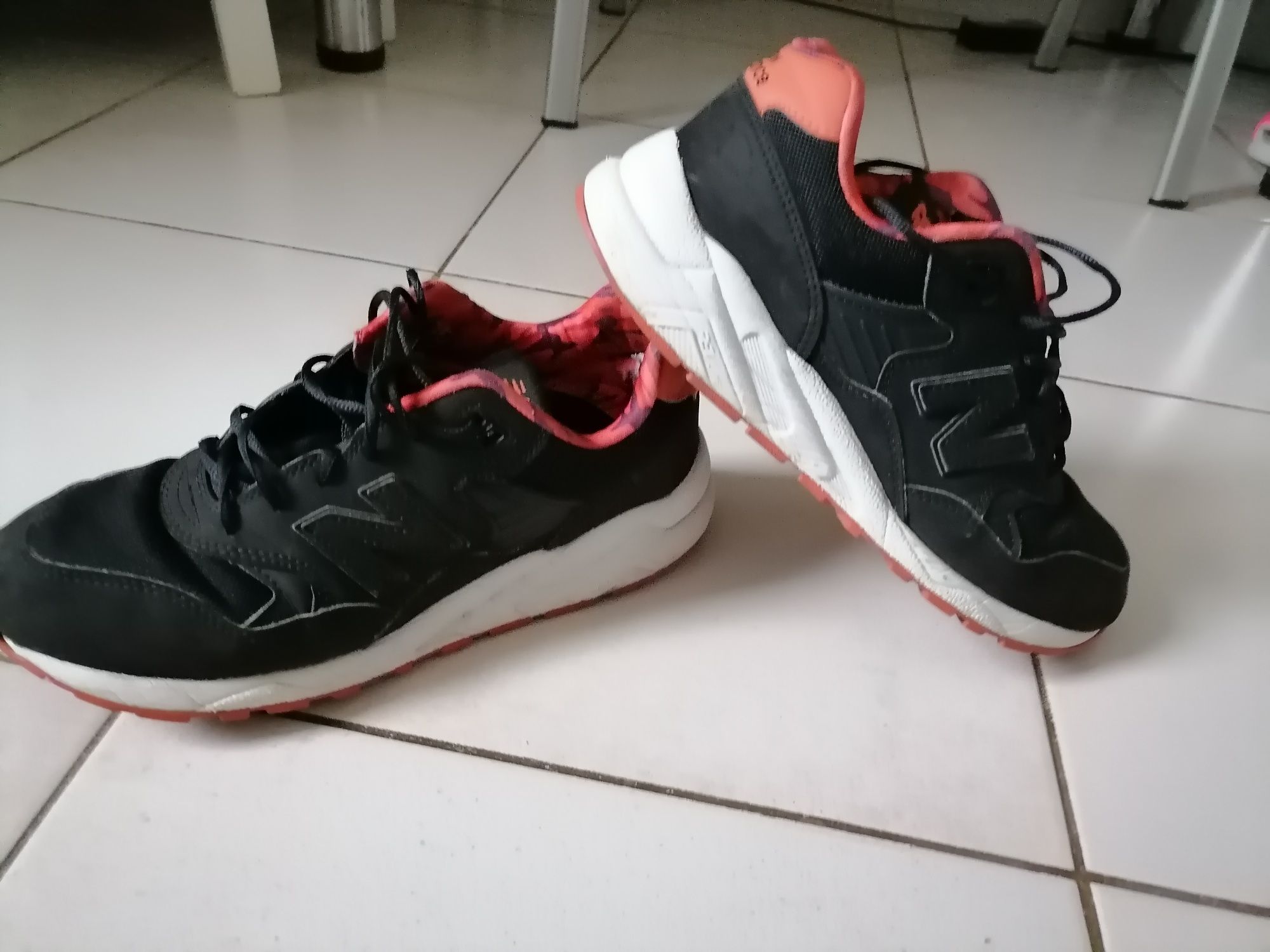 Vând adidași New Balance, în stare buna, produs de calitate produs de
