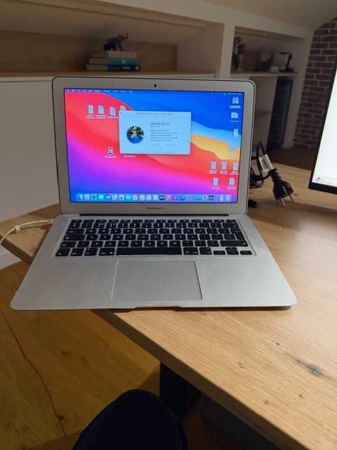 MacBook Air 13 inch (2017) – i5 1.8 GHz, 8GB RAM, stare excelenta