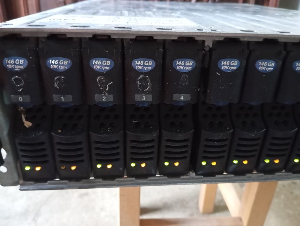 EMC Dell KAE Storage Array W4572 00504 + 15x 146GB 2x Controllers