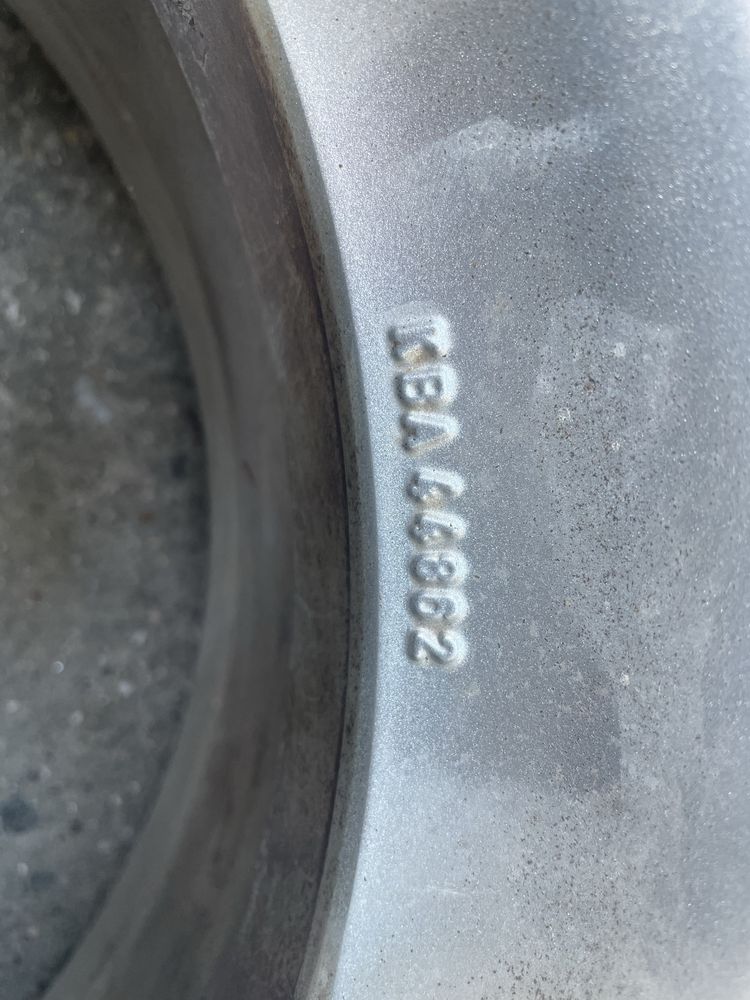 Продавам гуми с джанти за Audi