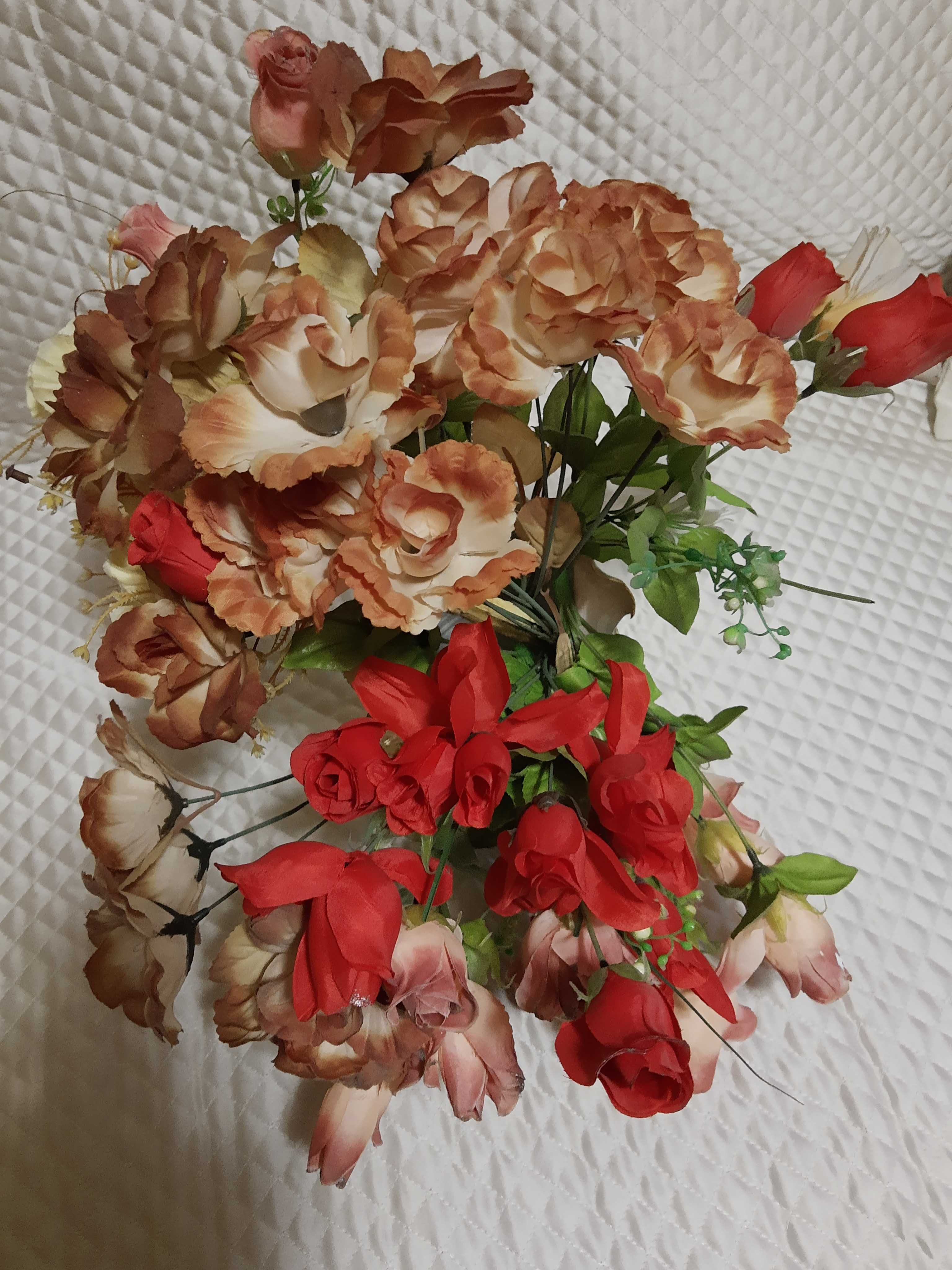 Цветя 32 бр.изкуствени в керамична ваза ръчна изработка