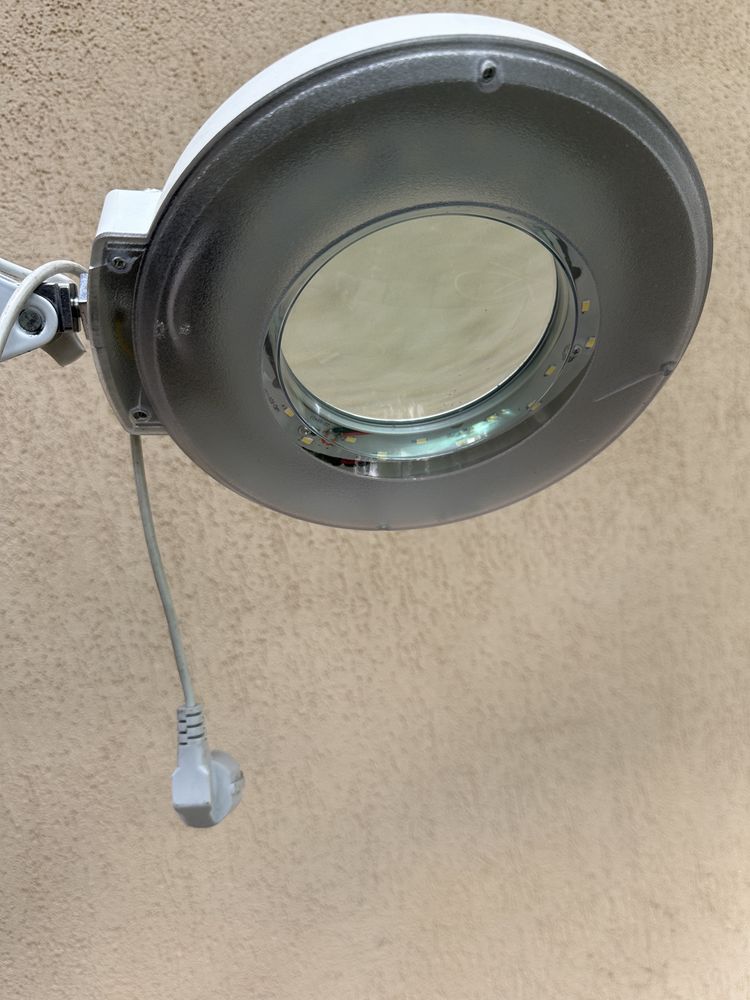 Vand lampa cu lupa (cosmetica)