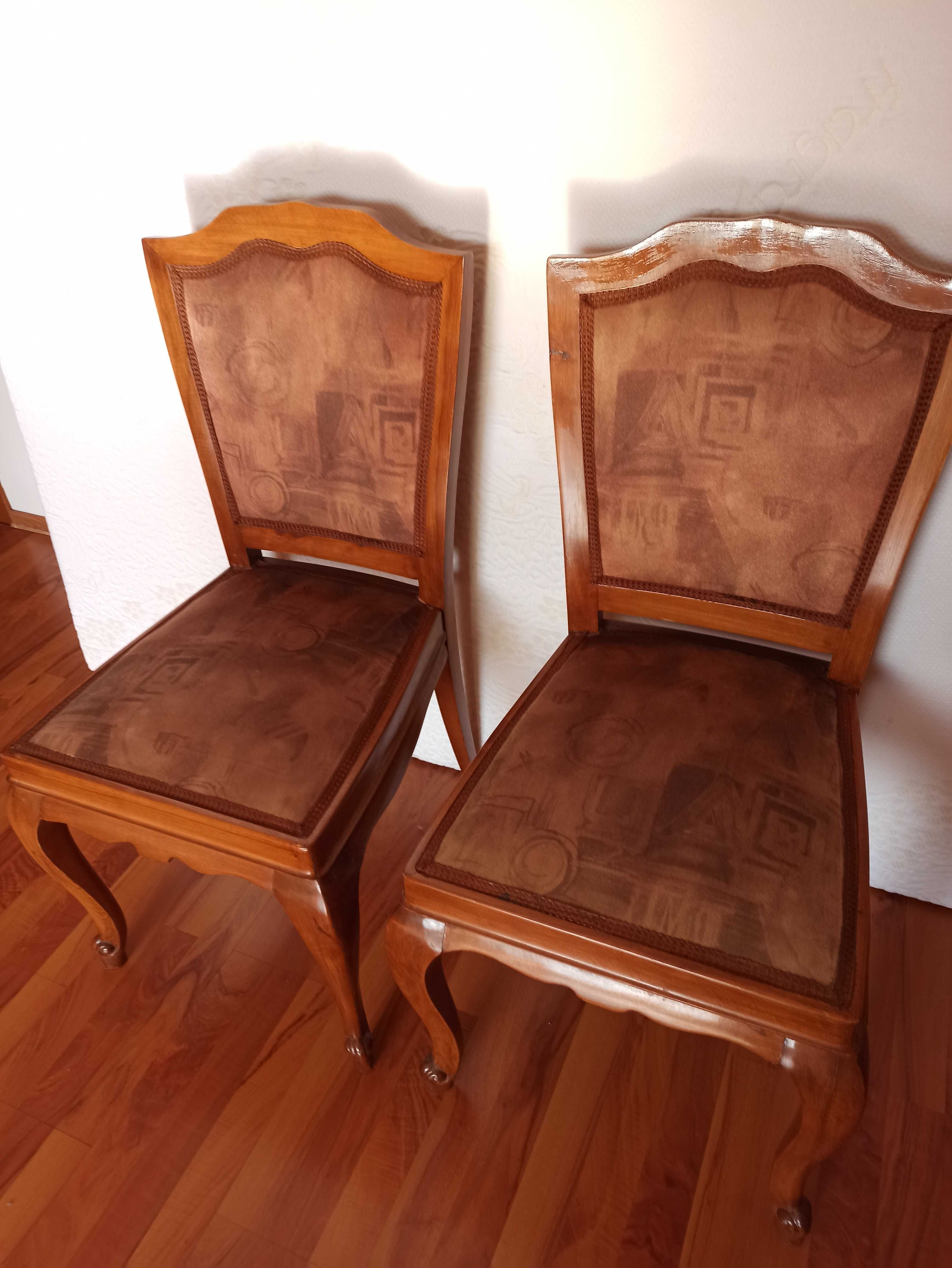 Vând 2 scaune sufragerie tapițate și sculptate in lemn.Preț 400 Lei