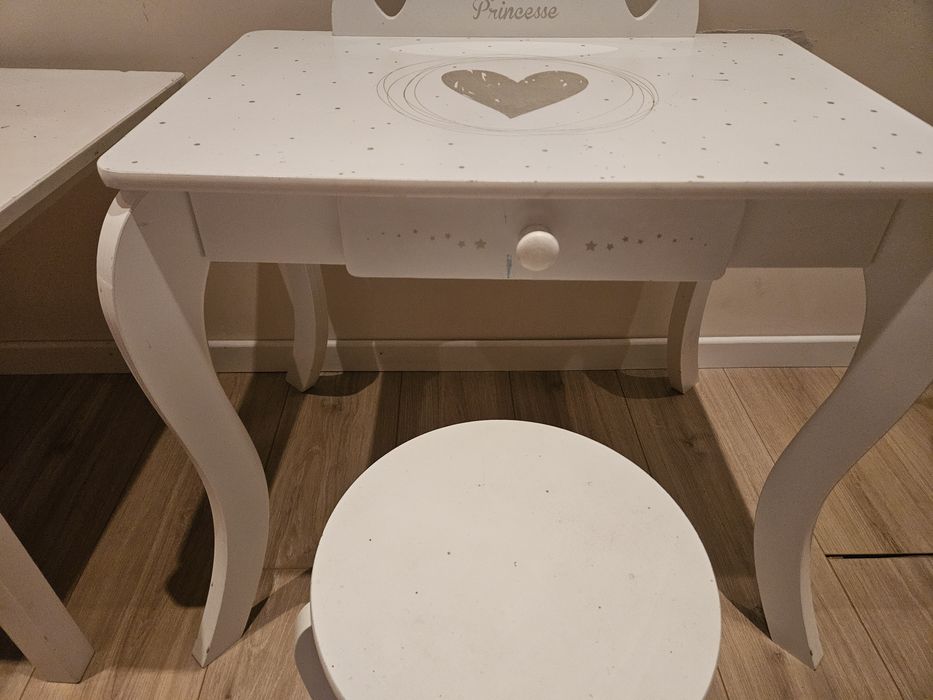 Детски мебели маса и тоалетка