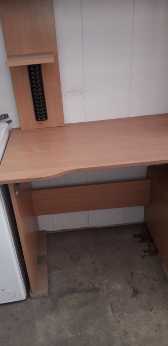 Vînd birou manechiură sau diverse puțin folosit