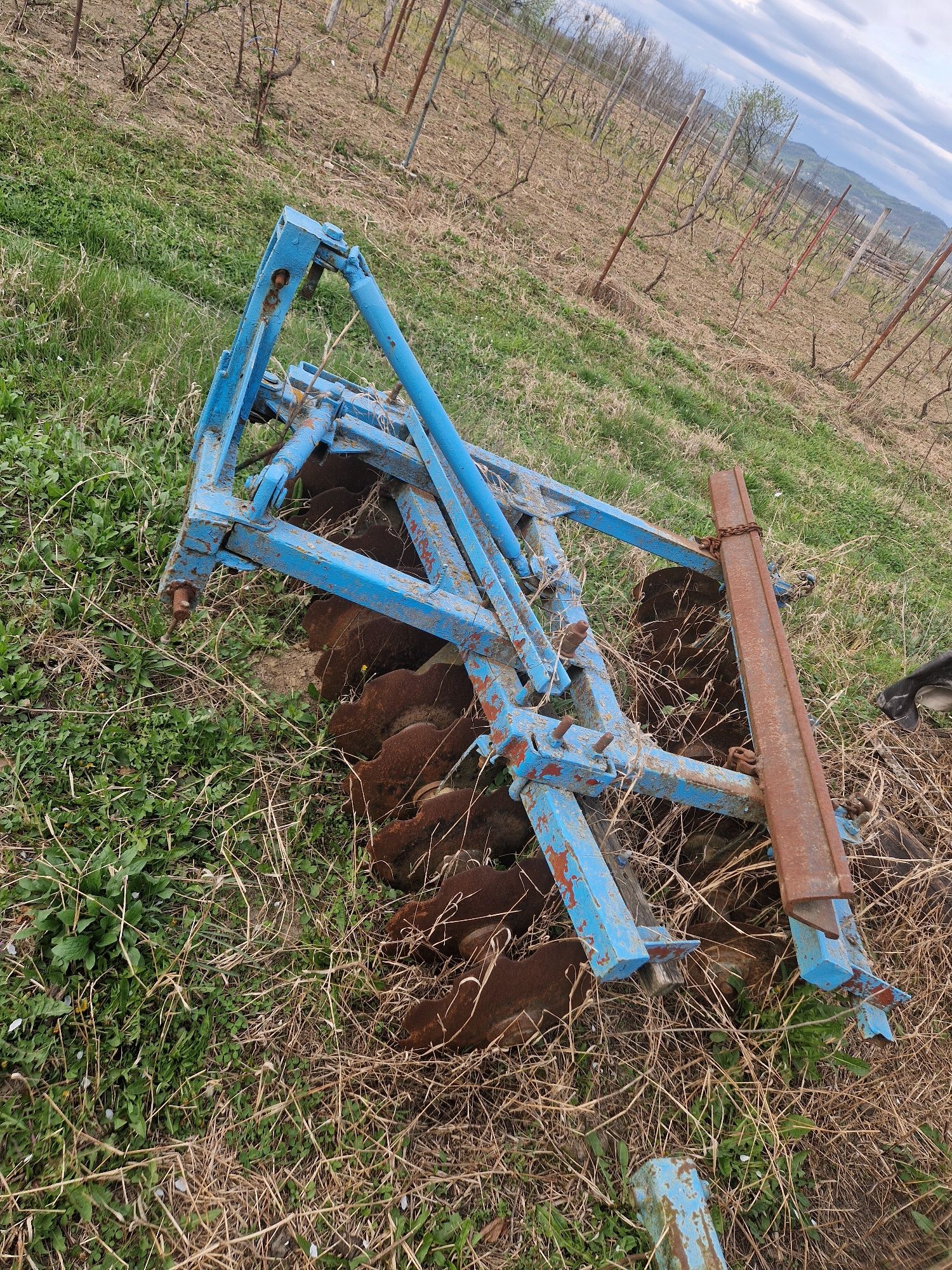 Vând tractor + accesorii